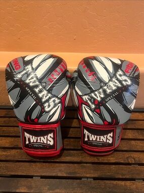 Muay Thai fighting gloves. 14 oz